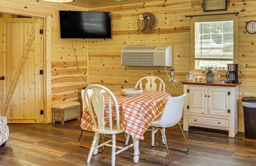 Zanesville Cabin | On 40 Acres: Charming Cabin in Zanesville!
