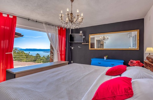 Klanfari House | On a hill with a magnificent panoramic view of the sea and the islands is located this beautiful vac