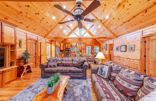 Hochatown Cabin | On A Whim is a luxury log cabin that has something for everyone