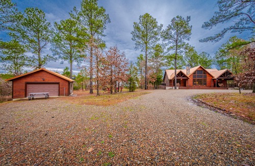 Hochatown Cabin | On A Whim is a luxury log cabin that has something for everyone