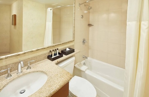 Waikiki Hotel | On Beautiful Waikiki Beach! Pool, Spa, 3 On-Site Restaurants, Water Activities