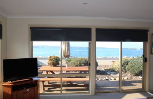Batehaven Apartment | On Casey's - Waterfront beach villa situated on pristine Caseys Beach
