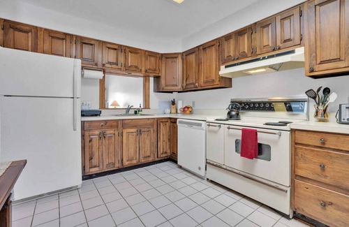 West Hartford Condo | On Golf Course, Sauna, Great Views! | Landmark 1B