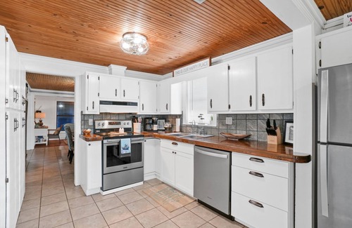 Indian Pass House | On Indian Pass! 4 Bedrooms, Sleeps 8, Boat Parking, Bikes, Pets Welcome!