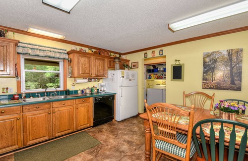 Maggie Valley Cabin | On Jonathan Creek! Family Oriented! Hot Tub! Small Dogs ok