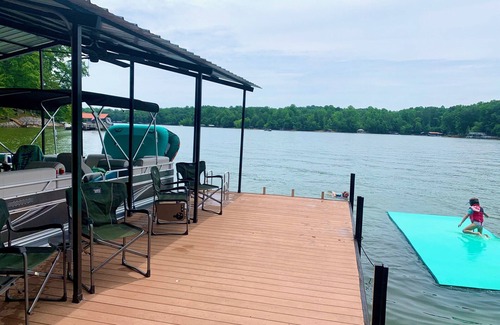 Gumlog House | ON LAKE HARTWELL JUST ONE MILE FROM TUGALOO STATE PARK.