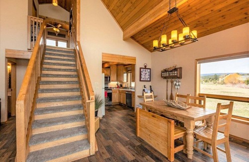 Lake Hatcher Park Cabin | On Lake Hatcher. Fish and kayak right from home. Hot Tub.