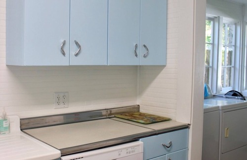 Lakeside Cottage | ON LAKE MICHIGAN WITH PRIVATE BEACH. First week of June discount!