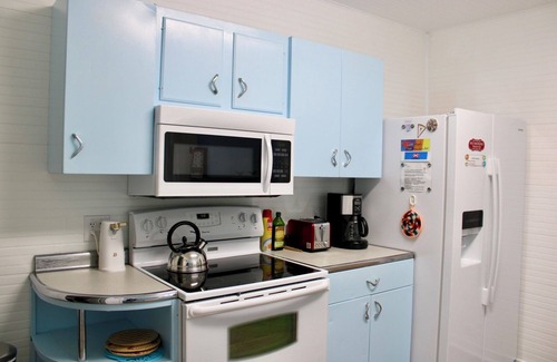 Lakeside Cottage | ON LAKE MICHIGAN WITH PRIVATE BEACH. First week of June discount!