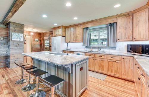Albemarle House | On Lake Tillery: Spacious Home w/Screened Porch!