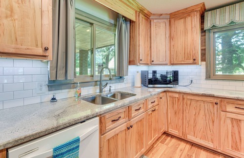 Albemarle House | On Lake Tillery: Spacious Home w/Screened Porch!