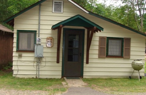 Phelps Cabin | On North Twin Lake- Northern Exposure Rentals "Minnow Bucket"