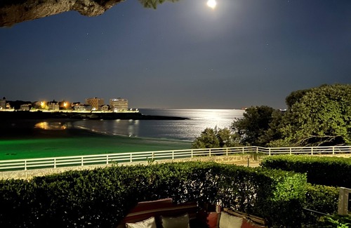 Pontaillac Apartment | On Pontaillac beach: 115m2 apartment + private garden in front of the beach.