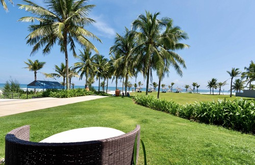 Ngu Hanh Son Villa | On sale! Serene retreat beachside 3 BR villa w/workspace and bathtubs