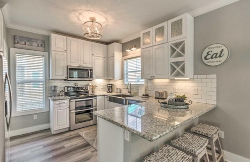 Ono Island House | On-Site Beach Bar Sunny Perdido Key Cottage!