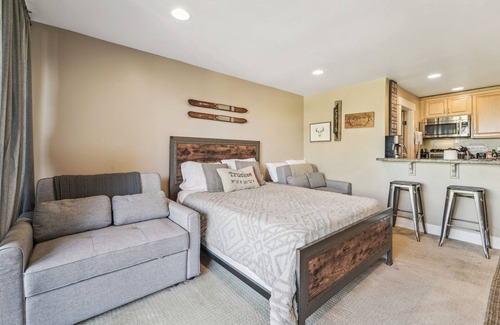 Truckee Apartment | On-Site Skiing: Truckee Studio w/Balcony