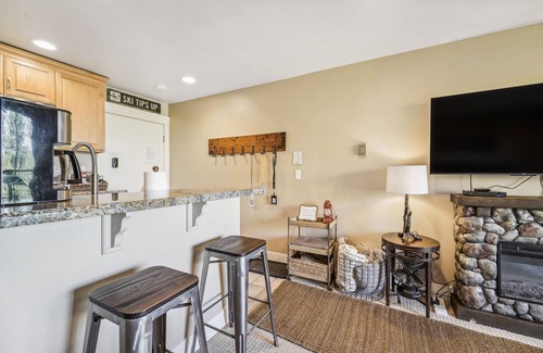 Truckee Apartment | On-Site Skiing: Truckee Studio w/Balcony
