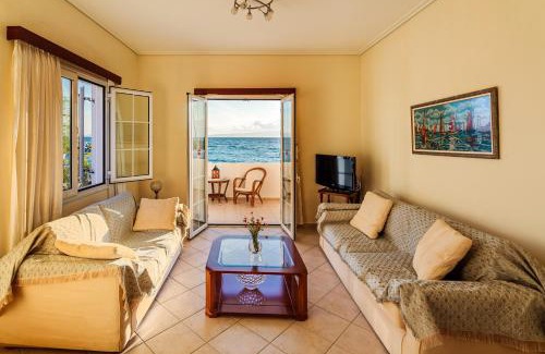 Akrogialion Apartment | On the Beach - Akroyali Family Lodging