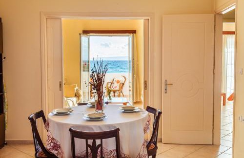 Akrogialion Apartment | On the Beach - Akroyali Family Lodging