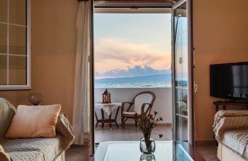 Akrogialion Apartment | On the Beach - Akroyali Family Lodging