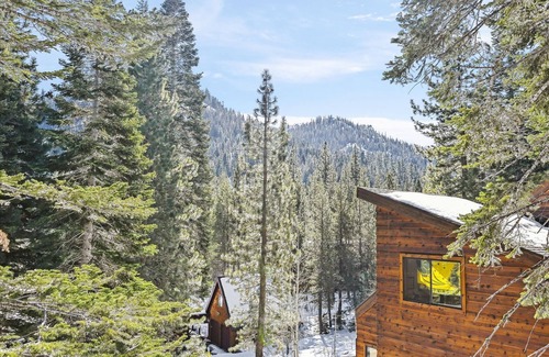 Alpine Meadows House | On the Edge at Alpine By Tahoe Getaways - Dog OK- Mountain Views- Ski Shuttle!