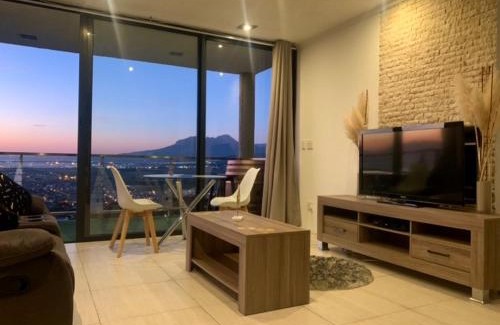 Mountainside House | On the GBay Villa