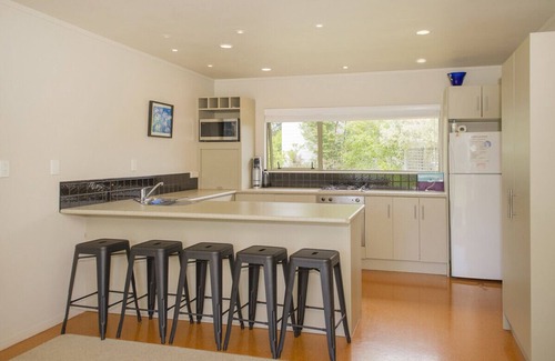 Pauanui Cottage | On The Green - Pauanui Holiday Home