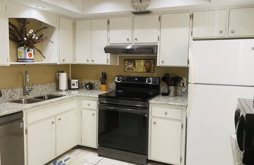 Venice Condo | On the Island of Historical Venice, Enjoy this Desirable Location close to Beach