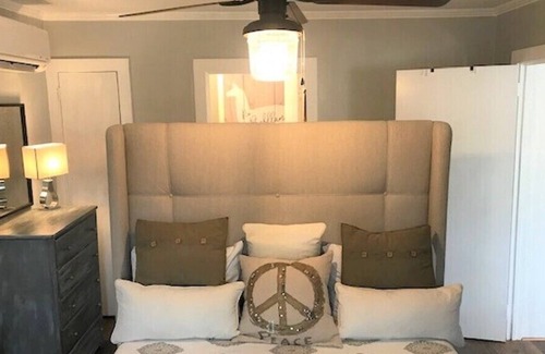 Anderson House | ON THE LAKE Romantic Cottage for 2, Lake Panoramic views - Pet friendly!