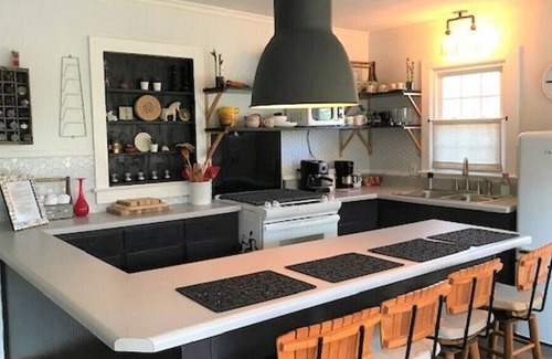 Anderson House | ON THE LAKE Romantic Cottage for 2, Lake Panoramic views - Pet friendly!