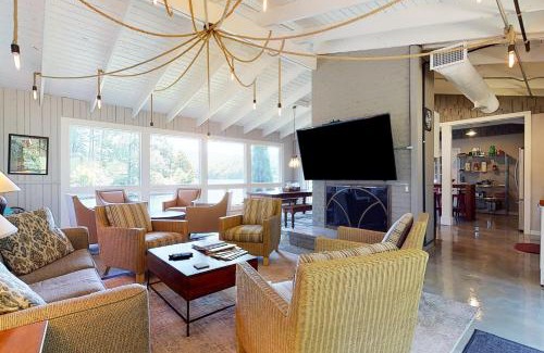 Lakemont House | On The Lake
