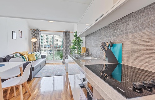 Seafront Apartment | On the Water 3 with Free Parking | By My Getaways