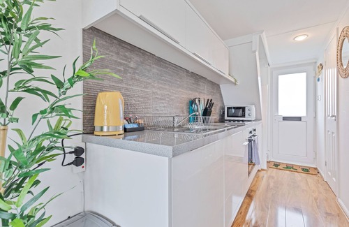 Seafront Apartment | On the Water 3 with Free Parking | By My Getaways
