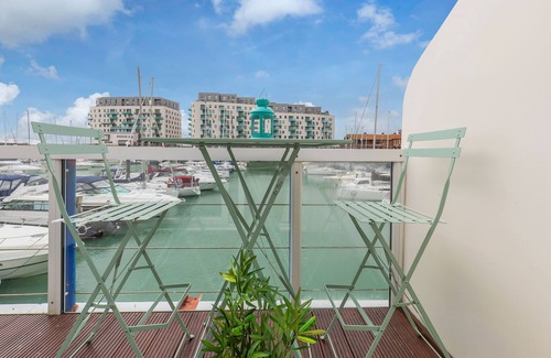 Seafront Apartment | On the Water 3 with Free Parking | By My Getaways