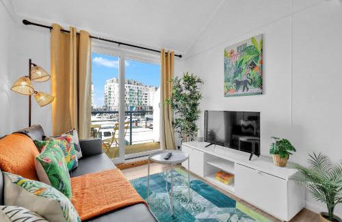 Seafront Apartment | On the Water 6 with Free Parking By My Getaways