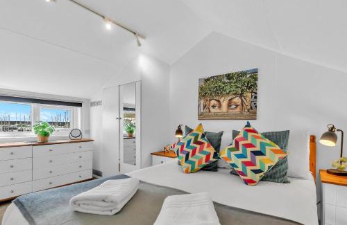 Seafront Apartment | On the Water 6 with Free Parking By My Getaways