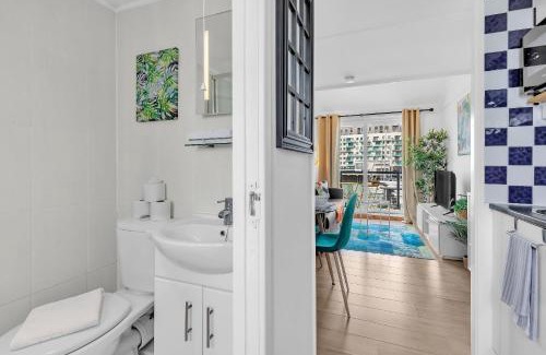Seafront Apartment | On the Water 6 with Free Parking By My Getaways