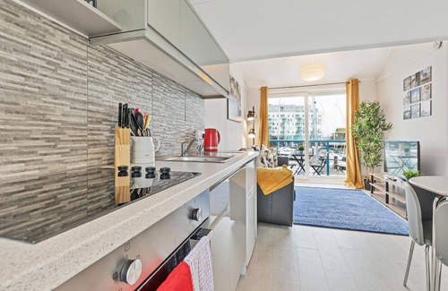 Brighton Apartment | On the Water with Free Parking | By My Getaways