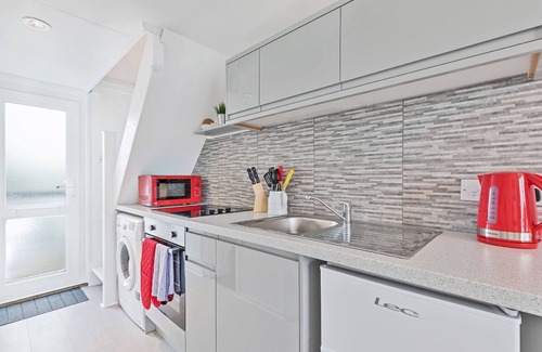 Brighton Apartment | On the Water with Free Parking | By My Getaways