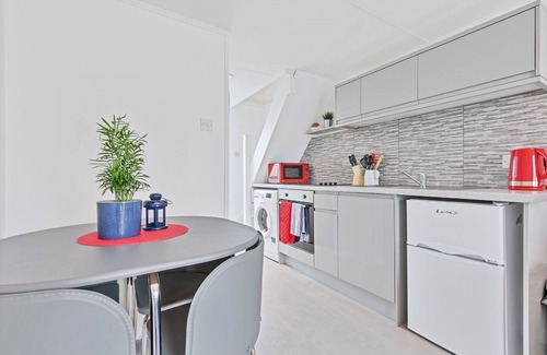 Brighton Apartment | On the Water with Free Parking | By My Getaways