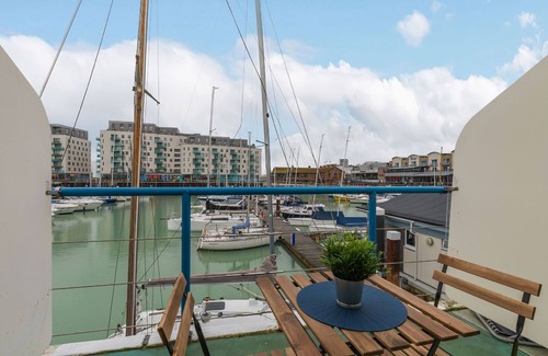 Brighton Apartment | On the Water with Free Parking | By My Getaways