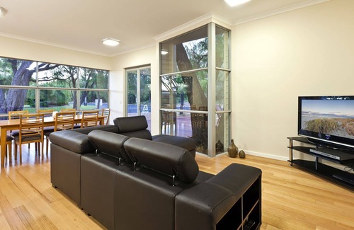 Quindalup House | On the waters edge - Whatmans Beach House