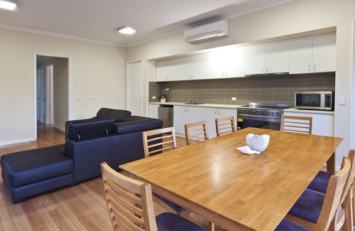Quindalup House | On the waters edge - Whatmans Beach House