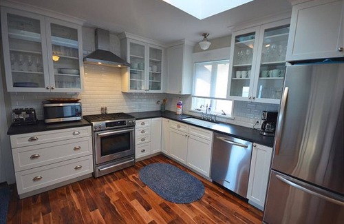 Traverse City House | On West Bay with Sandy Beach and Heated Pool