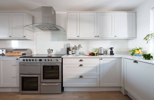 Coverack Apartment | Once a coastguard cottage, Chy an Mor now stands as a delightful retreat nestled along the South Wes
