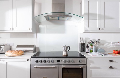 Coverack Apartment | Once a coastguard cottage, Chy an Mor now stands as a delightful retreat nestled along the South Wes