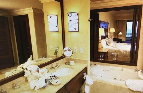 Paraiso Escondido Apartment | ONE (1) BEDROOM, TWO (2) BATH EXECUTIVE SUITE WITH OCEAN VIEW!