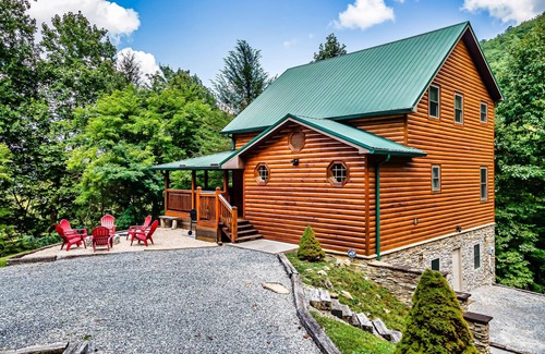 Gatlinburg - Pigeon Forge Cabin | One acre private 4 bedroom + loft! Hot tub, fire pit & game rooms!