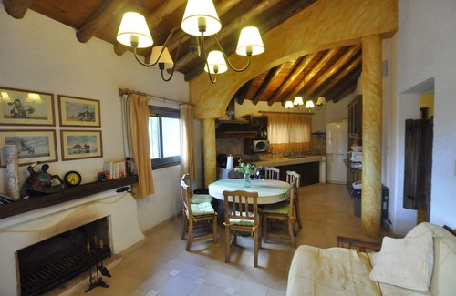 Vistalba House | One-acre retreat: villa, guest unit, private room, pool, WiFi, wineries nearby