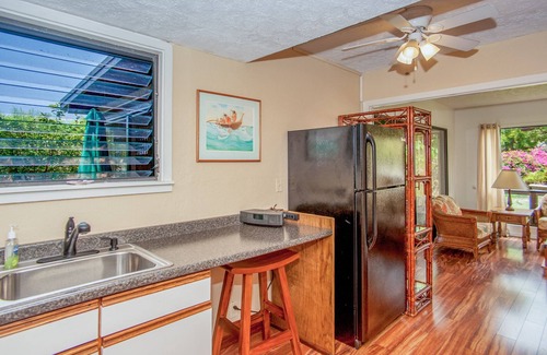 Kailua-Kona Apartment | One Bedroom Apartment With Full Kitchen And Yard Five Minutes From The Ocean